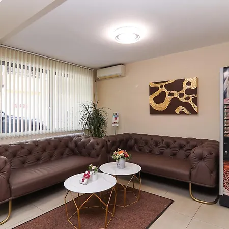 Family Madrid Hotel *