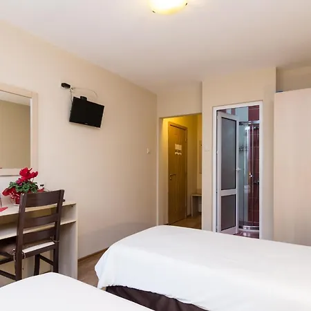 Family Madrid Hotel *